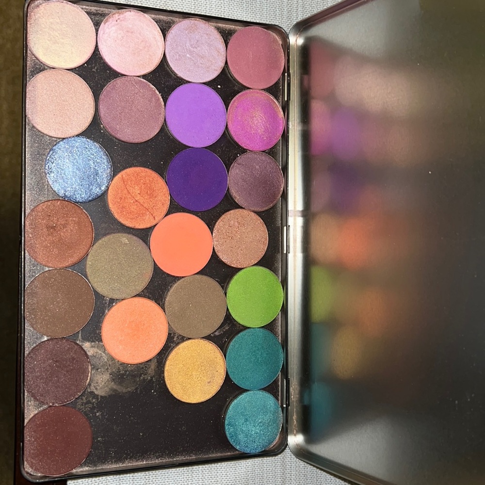 Makeup Forever large eyeshadow palette